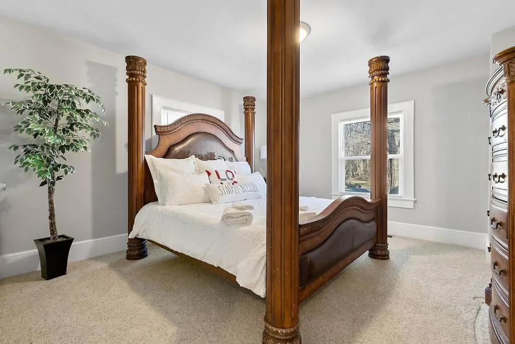 Cozy 4B Retreat Near Uptown King Beds Sleeps 12 location