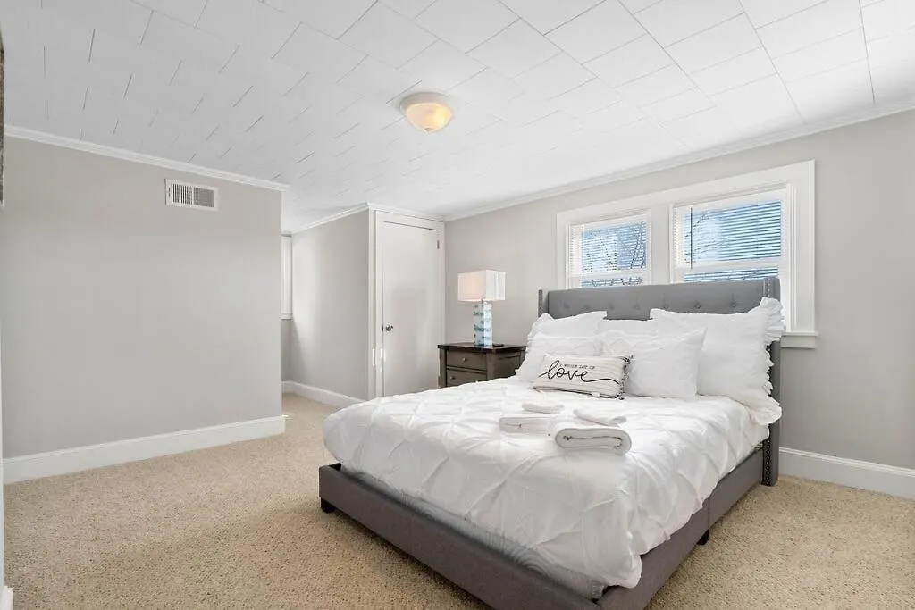 Cozy 4B Retreat Near Uptown King Beds Sleeps 12 Villa Charlotte