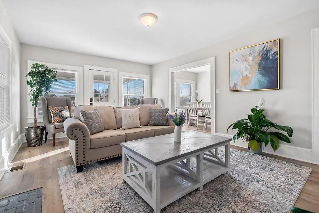Cozy 4B Retreat Near Uptown King Beds Sleeps 12 Villa Charlotte Holiday home